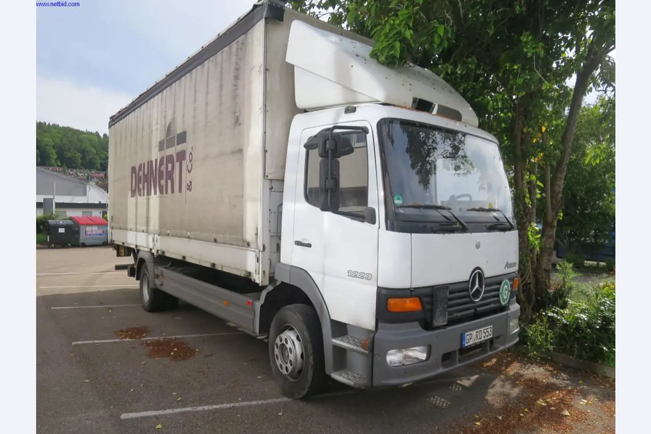 Dobrze utrzymane maszyny do obróbki blachy, sprzęt spawalniczy, stoły spawalnicze, wyposażenie fabryczne i biurowe-1