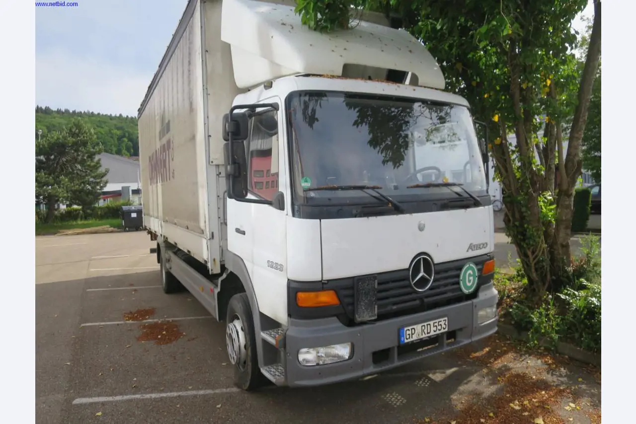 Dobrze utrzymane maszyny do obróbki blachy, sprzęt spawalniczy, stoły spawalnicze, wyposażenie fabryczne i biurowe-2