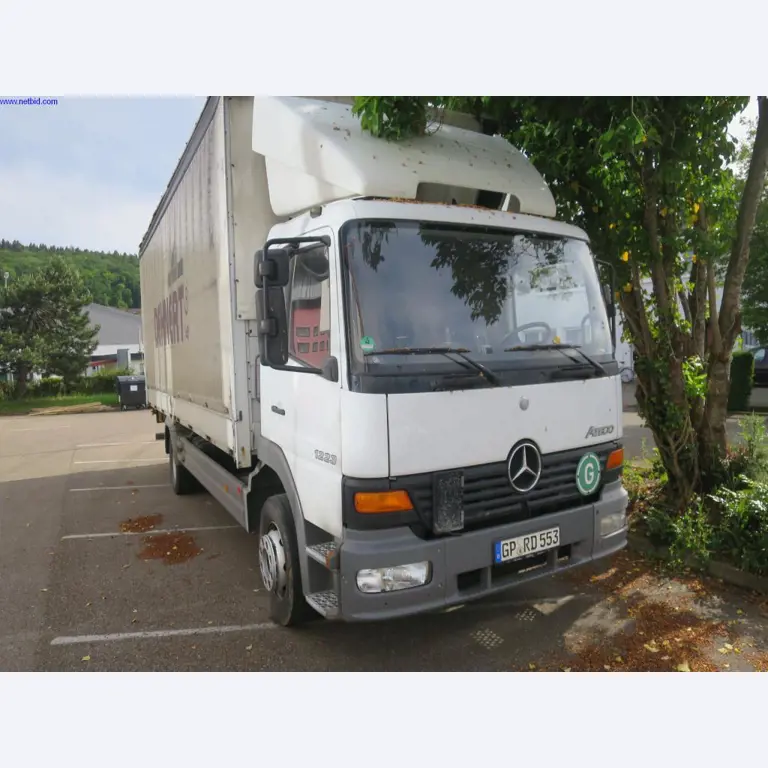 Dobrze utrzymane maszyny do obróbki blachy, sprzęt spawalniczy, stoły spawalnicze, wyposażenie fabryczne i biurowe-2