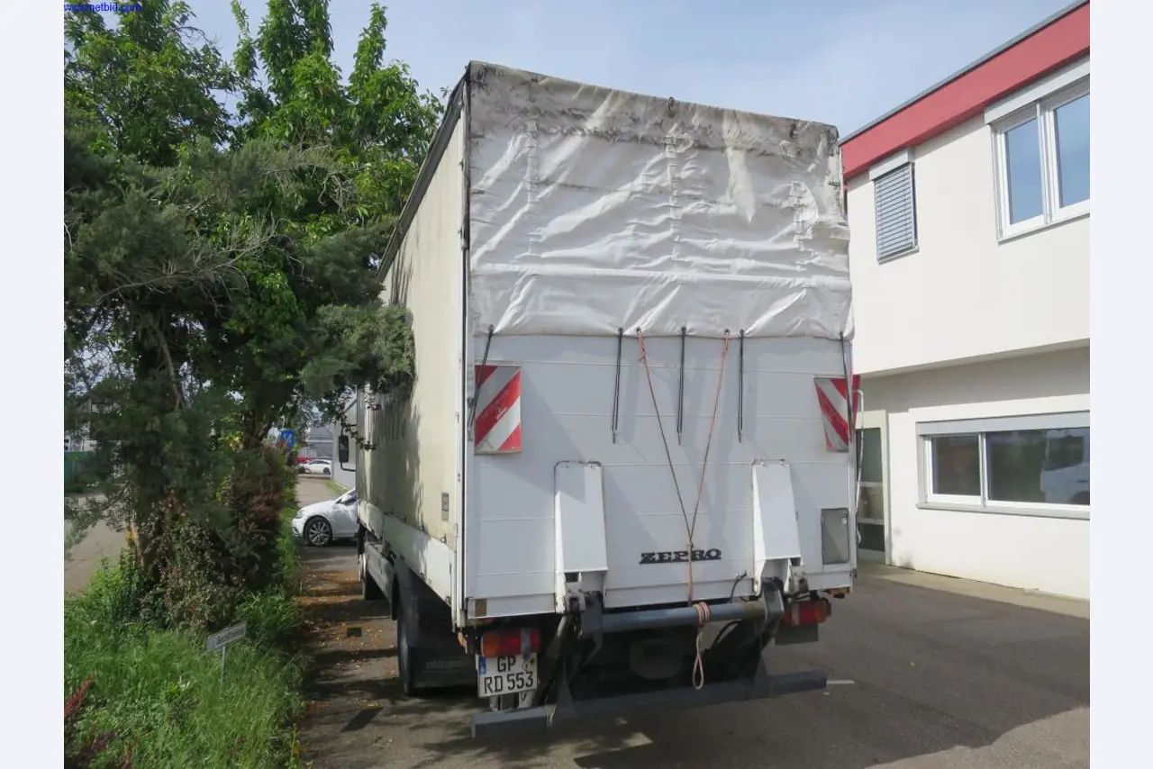 Dobrze utrzymane maszyny do obróbki blachy, sprzęt spawalniczy, stoły spawalnicze, wyposażenie fabryczne i biurowe-4