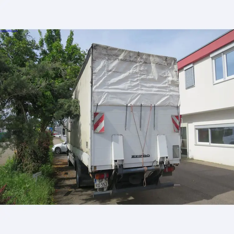 Dobrze utrzymane maszyny do obróbki blachy, sprzęt spawalniczy, stoły spawalnicze, wyposażenie fabryczne i biurowe-4