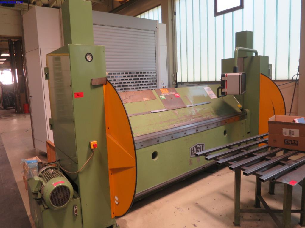 Máquinas para trabalhar chapas metálicas, equipamento de soldadura, mesas de soldadura, equipamento de fábrica e de escritório bem conservados-1