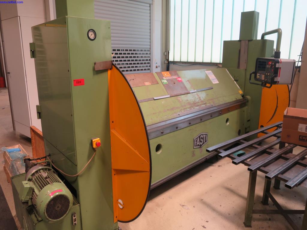 Máquinas para trabalhar chapas metálicas, equipamento de soldadura, mesas de soldadura, equipamento de fábrica e de escritório bem conservados-5