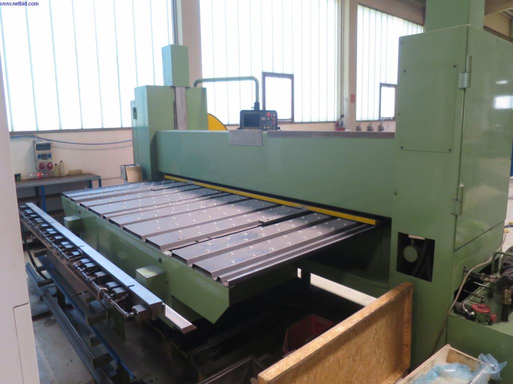 Máquinas para trabalhar chapas metálicas, equipamento de soldadura, mesas de soldadura, equipamento de fábrica e de escritório bem conservados-6