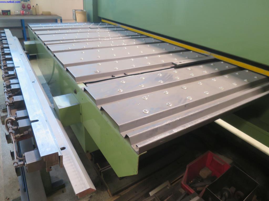 Máquinas para trabalhar chapas metálicas, equipamento de soldadura, mesas de soldadura, equipamento de fábrica e de escritório bem conservados-7