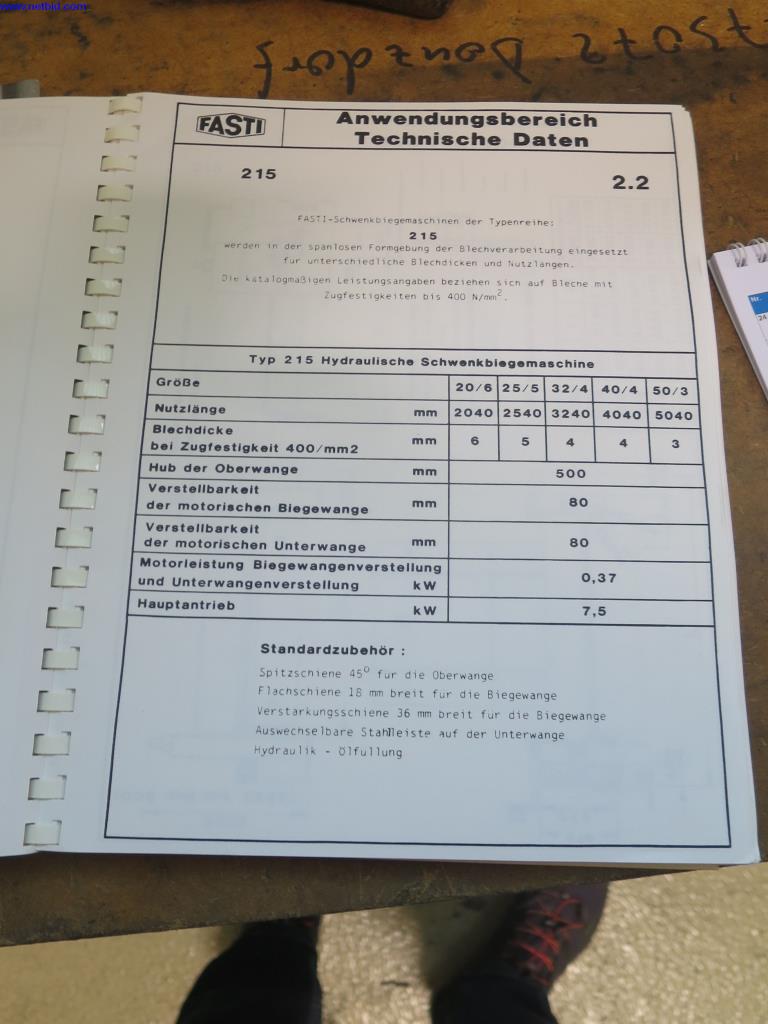 Máquinas para trabalhar chapas metálicas, equipamento de soldadura, mesas de soldadura, equipamento de fábrica e de escritório bem conservados-9