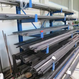 Single-sided cantilever rack