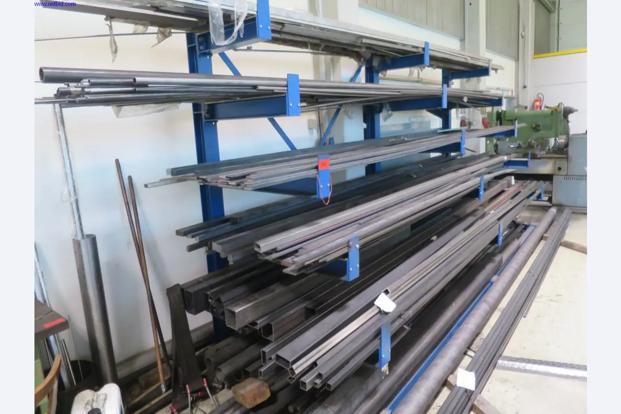 Máquinas para trabajar la chapa, equipos de soldadura, mesas de soldadura, equipos de fábrica y de oficina en buen estado de mantenimiento.-1
