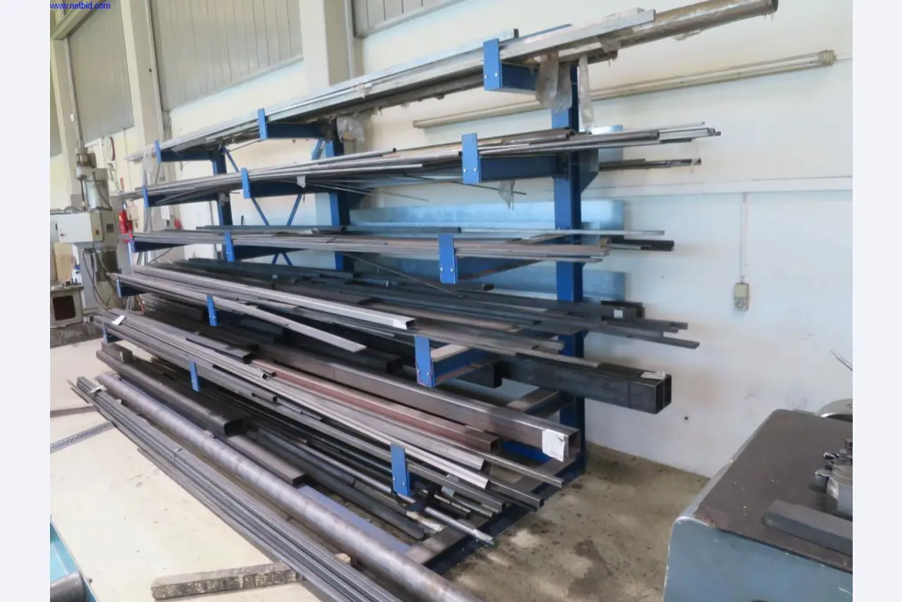 Máquinas para trabajar la chapa, equipos de soldadura, mesas de soldadura, equipos de fábrica y de oficina en buen estado de mantenimiento.-2