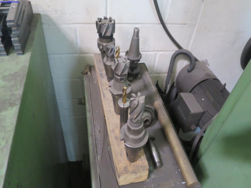 Dobrze utrzymane maszyny do obróbki blachy, sprzęt spawalniczy, stoły spawalnicze, wyposażenie fabryczne i biurowe-3