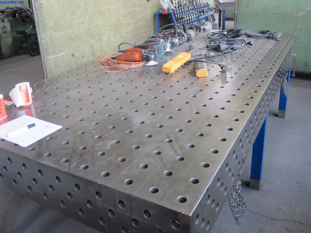 Dobrze utrzymane maszyny do obróbki blachy, sprzęt spawalniczy, stoły spawalnicze, wyposażenie fabryczne i biurowe-1