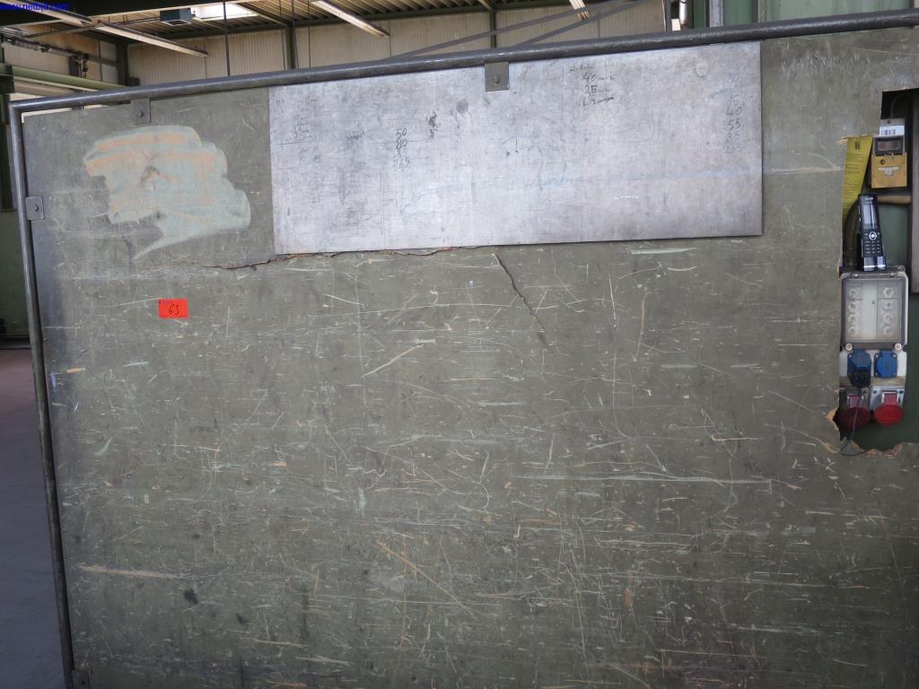 Dobrze utrzymane maszyny do obróbki blachy, sprzęt spawalniczy, stoły spawalnicze, wyposażenie fabryczne i biurowe-4