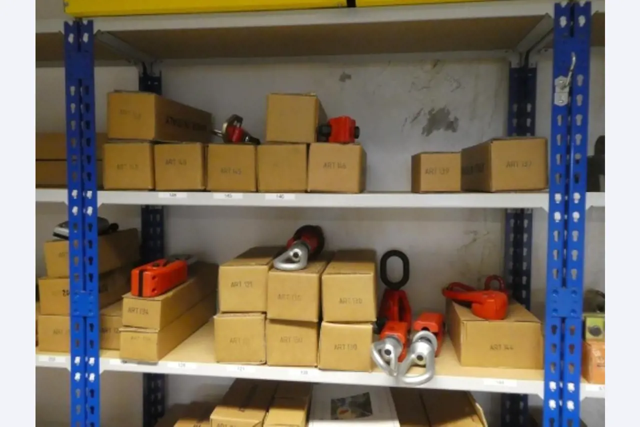 Ca. 900 beoordelingssets, rekken, voorraden en andere vaste activa-1