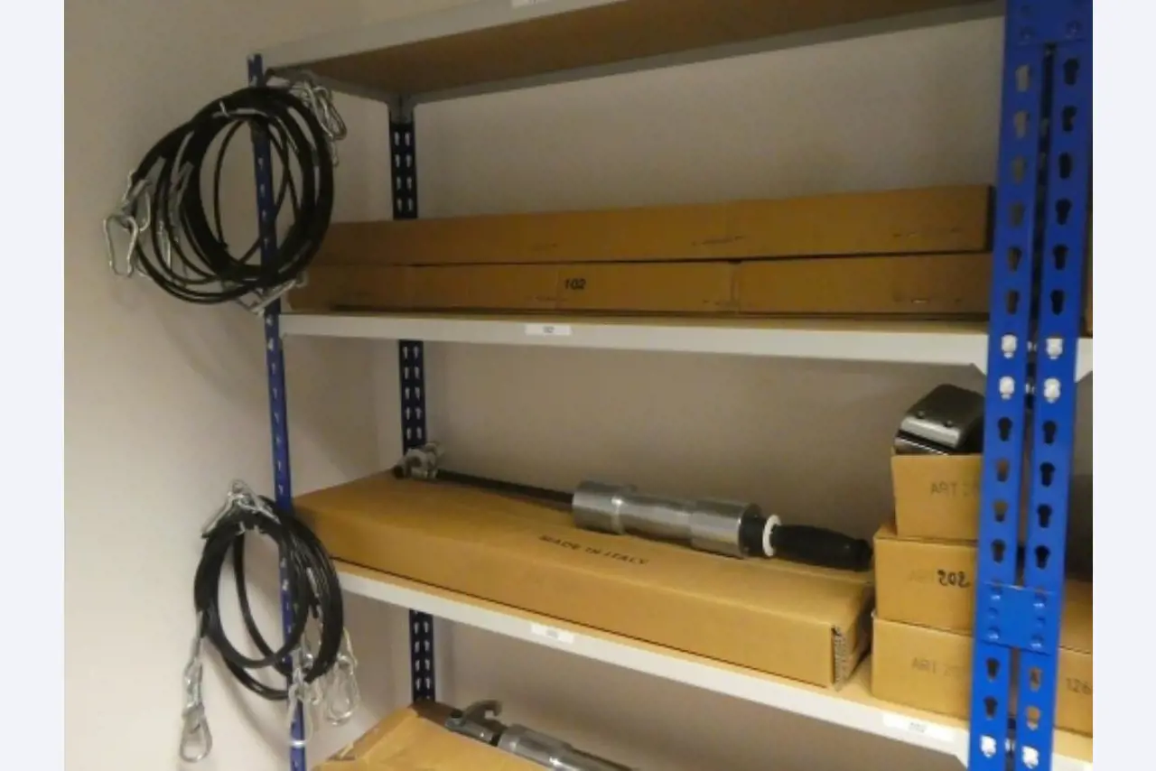 Ca. 900 beoordelingssets, rekken, voorraden en andere vaste activa-2