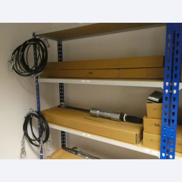 Ca. 900 beoordelingssets, rekken, voorraden en andere vaste activa-2