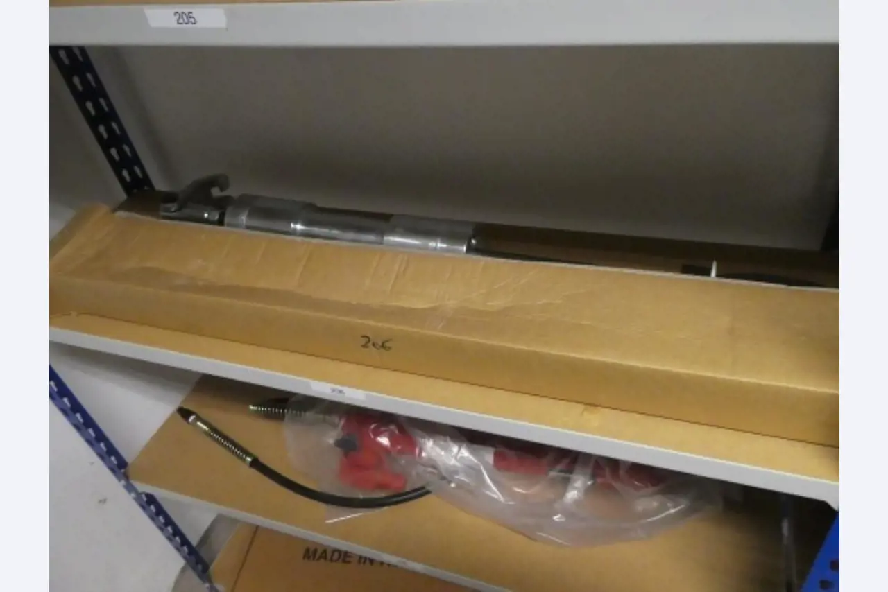 Ca. 900 beoordelingssets, rekken, voorraden en andere vaste activa-3