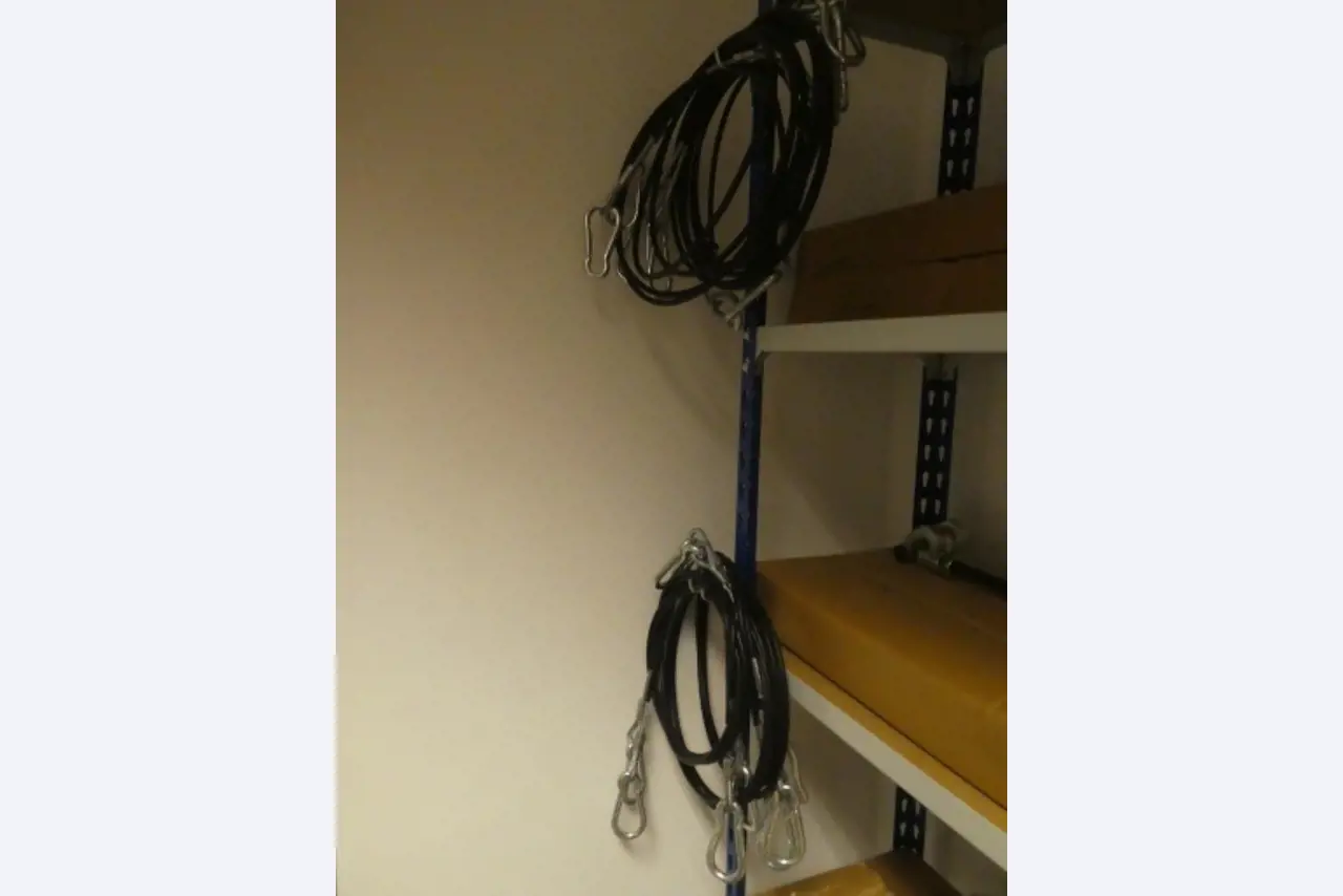 Ca. 900 beoordelingssets, rekken, voorraden en andere vaste activa-5