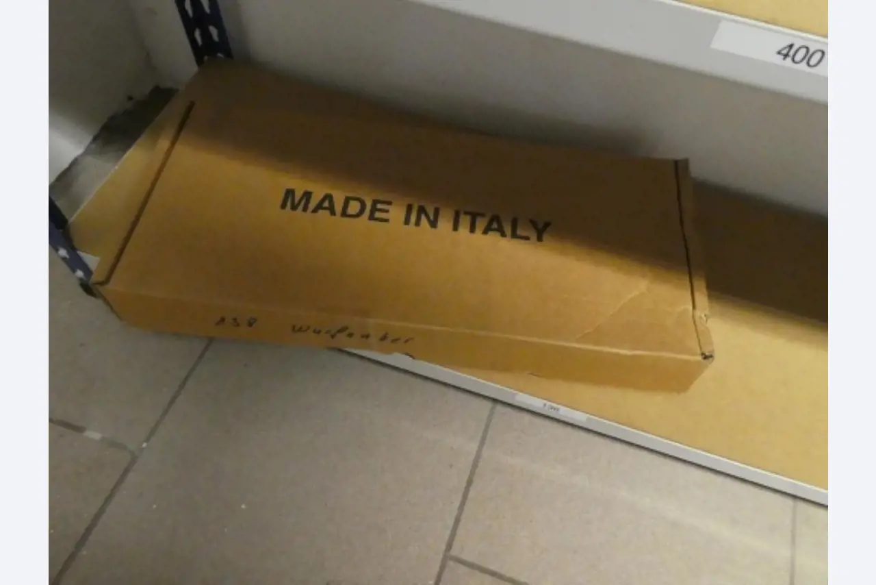 Ca. 900 beoordelingssets, rekken, voorraden en andere vaste activa-6