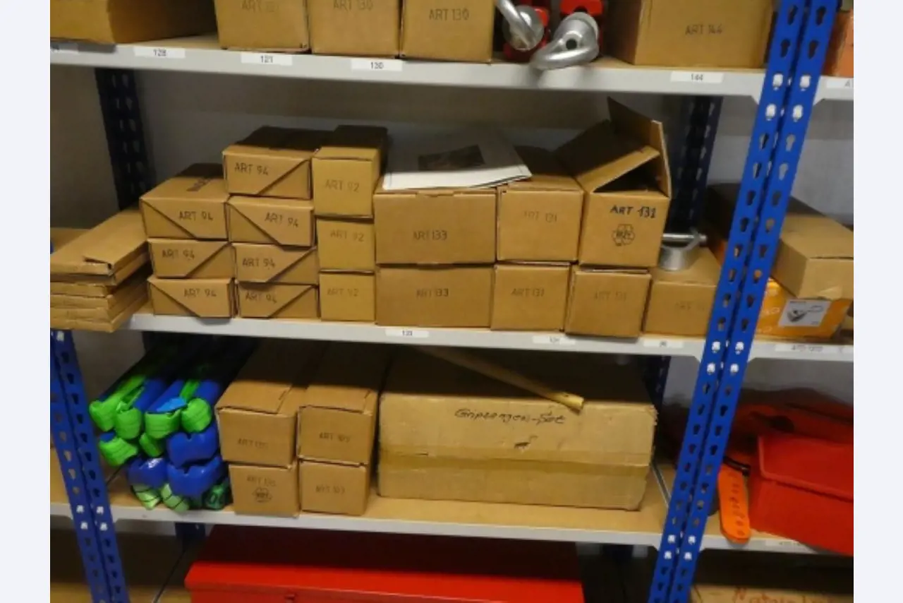 Ca. 900 beoordelingssets, rekken, voorraden en andere vaste activa-7