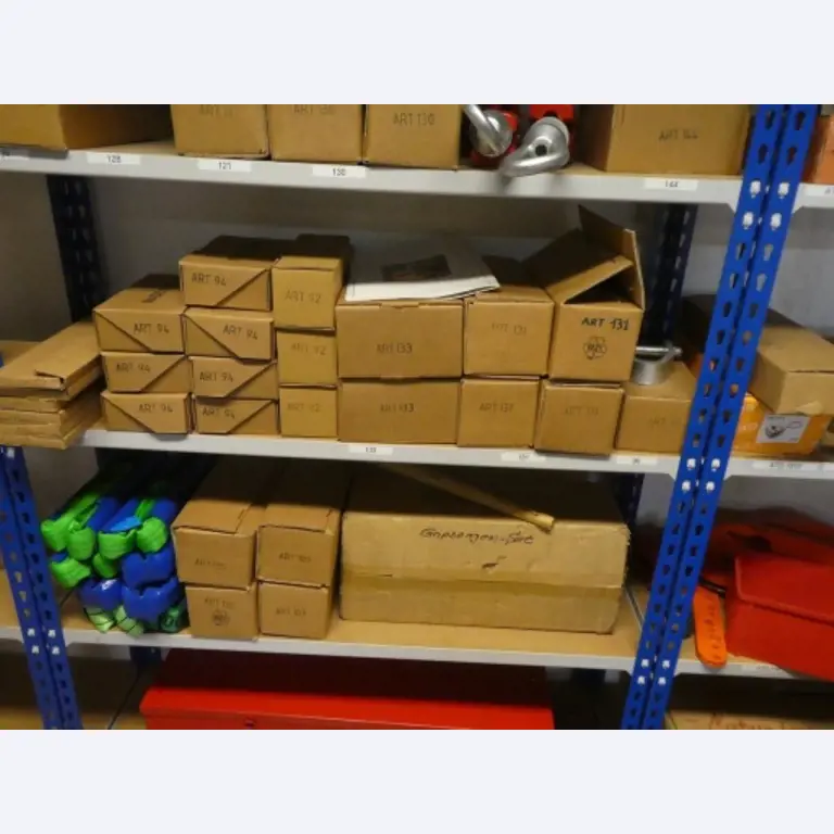 Ca. 900 beoordelingssets, rekken, voorraden en andere vaste activa-7