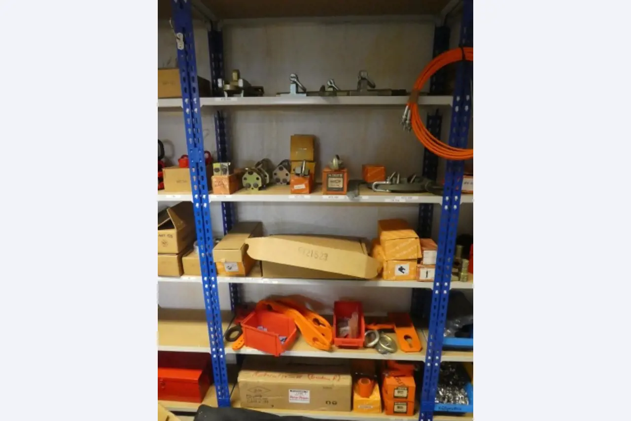 Ca. 900 beoordelingssets, rekken, voorraden en andere vaste activa-8