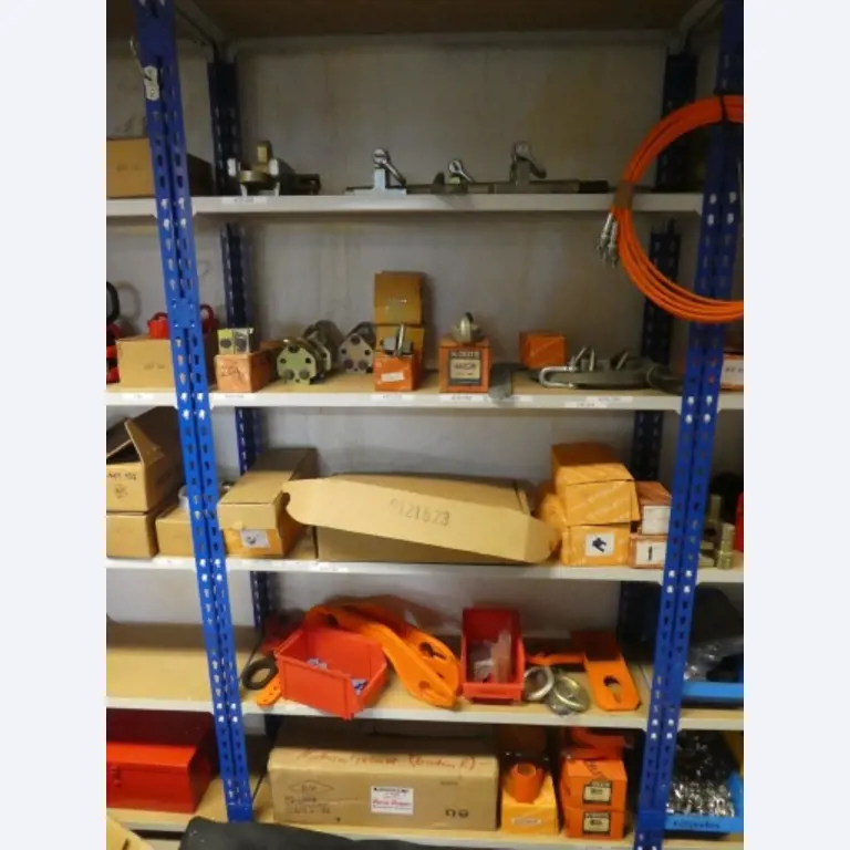 Ca. 900 beoordelingssets, rekken, voorraden en andere vaste activa-8