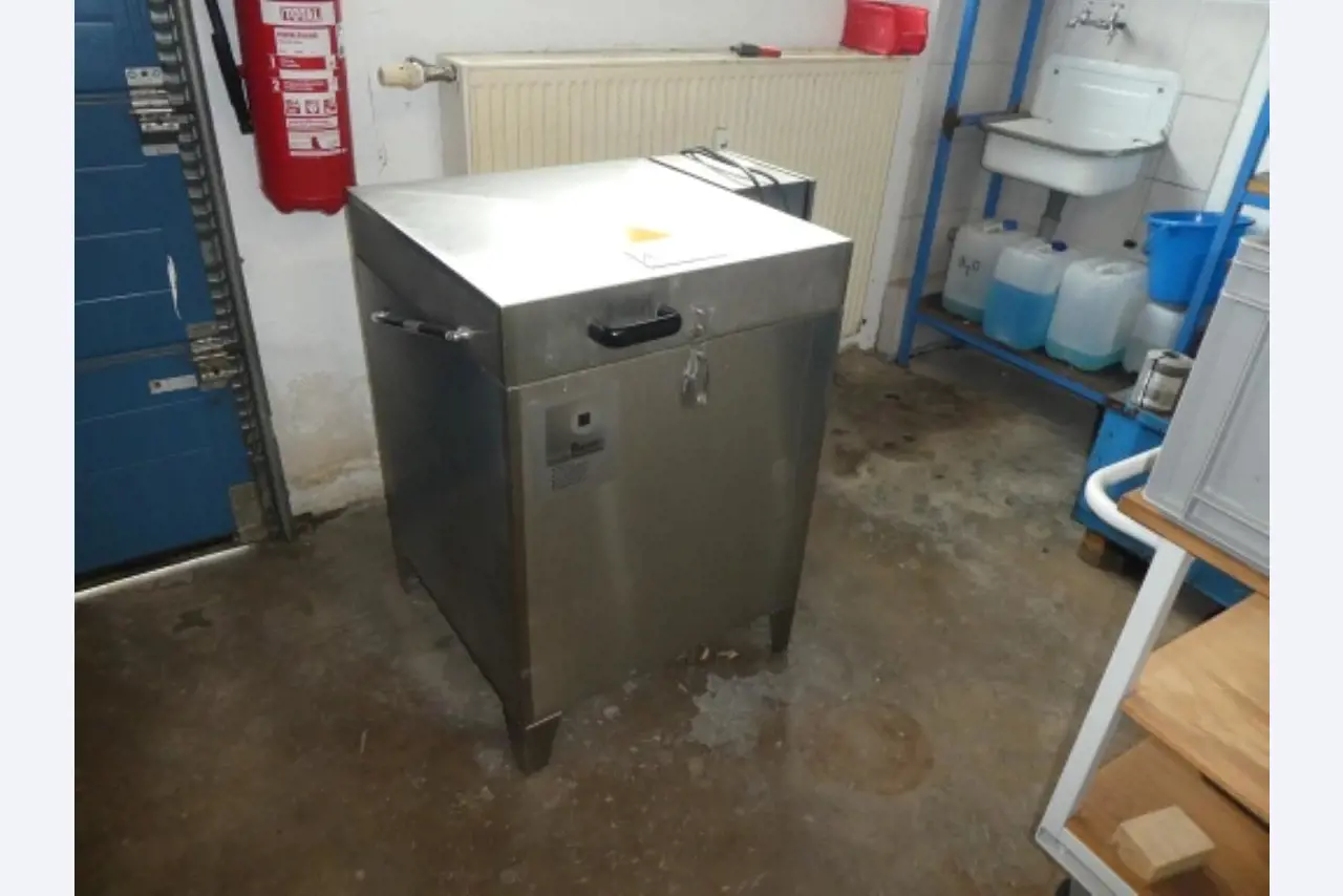 Cerca de 900 conjuntos de julgamento, prateleiras, inventários e outros activos fixos-1