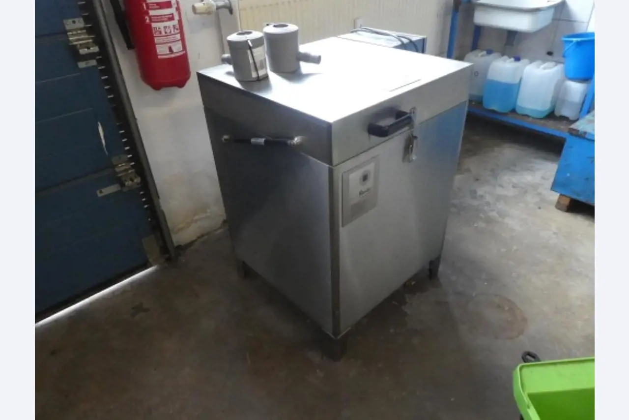 Cerca de 900 conjuntos de julgamento, prateleiras, inventários e outros activos fixos-2