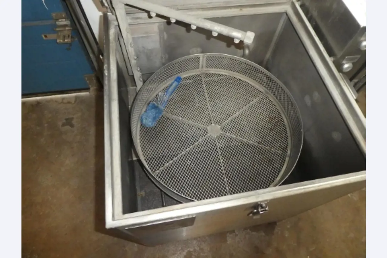 Cerca de 900 conjuntos de julgamento, prateleiras, inventários e outros activos fixos-3