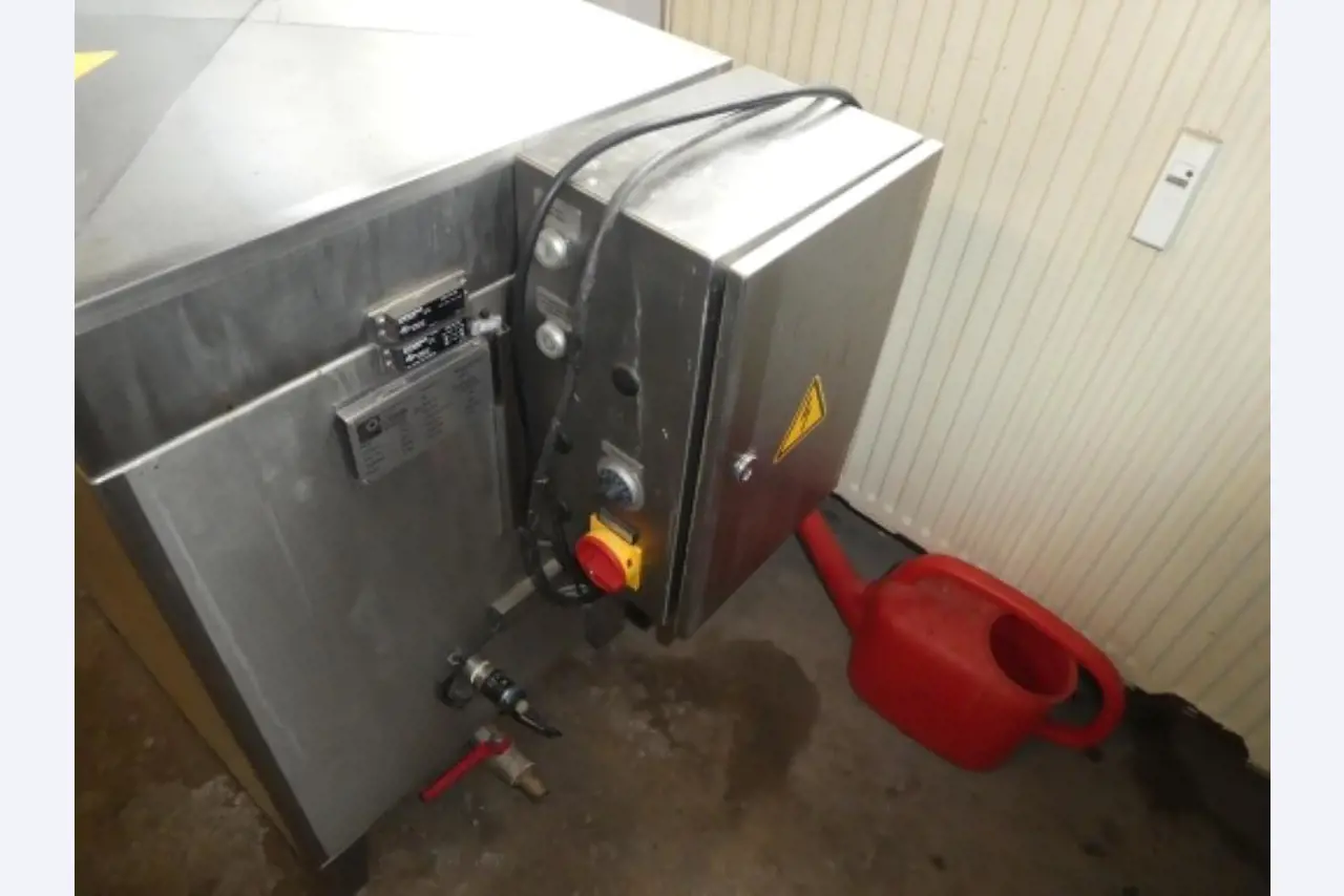 Cerca de 900 conjuntos de julgamento, prateleiras, inventários e outros activos fixos-4