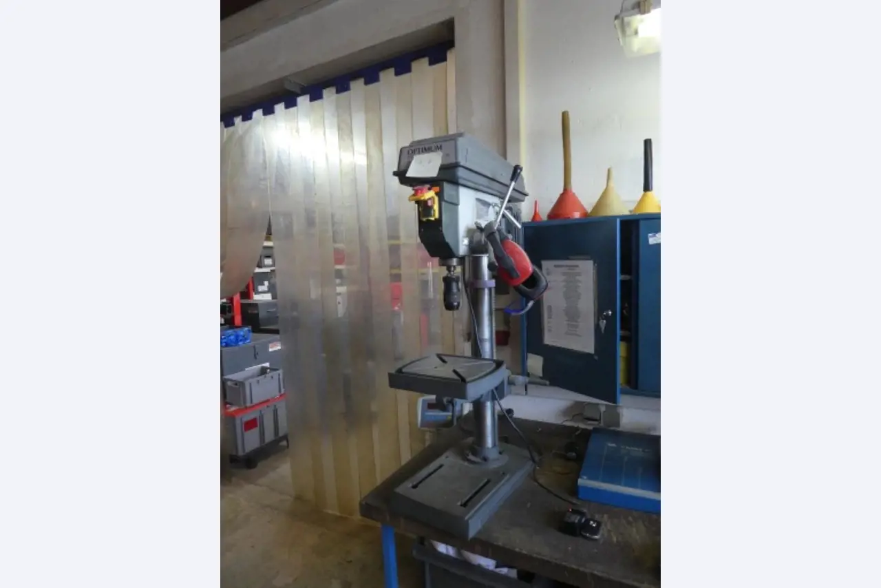 Ca. 900 beoordelingssets, rekken, voorraden en andere vaste activa-1