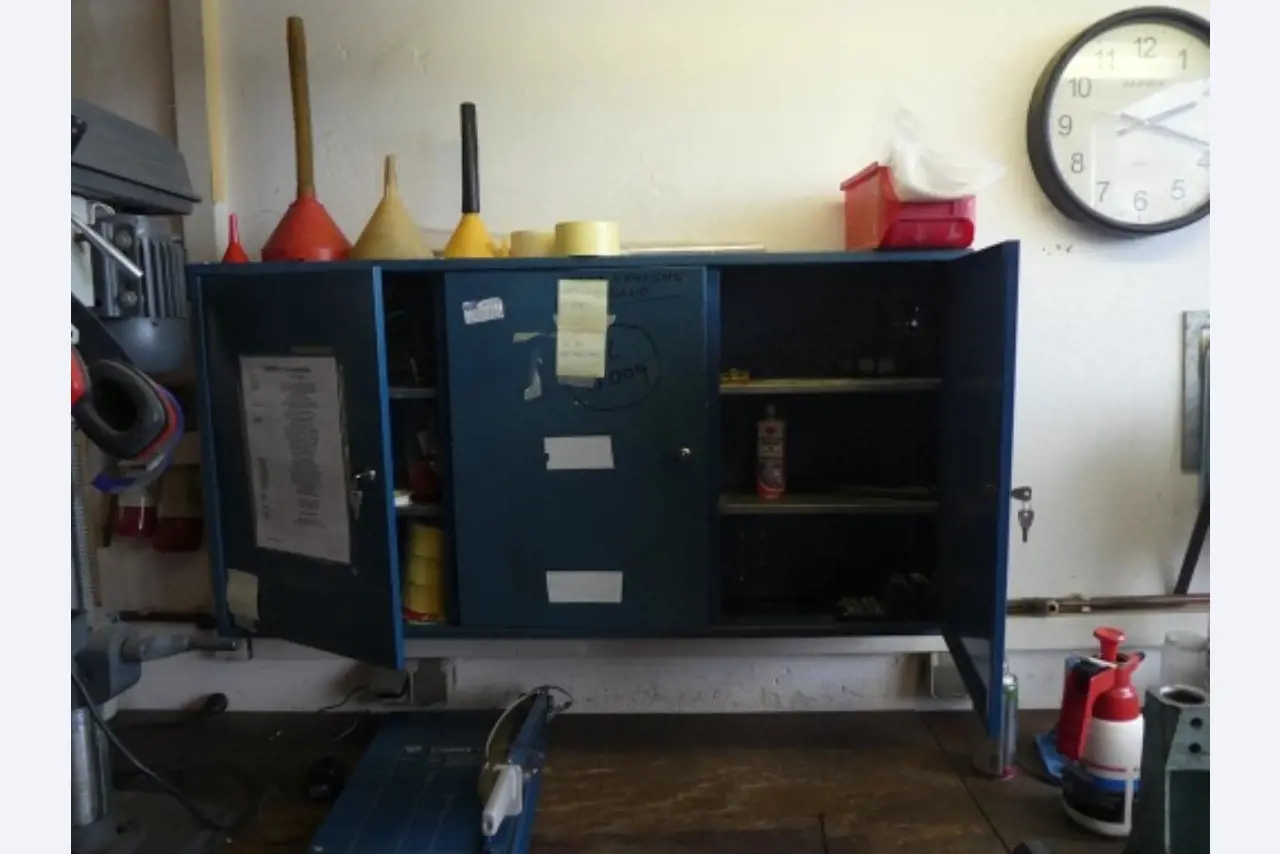 Ca. 900 beoordelingssets, rekken, voorraden en andere vaste activa-2