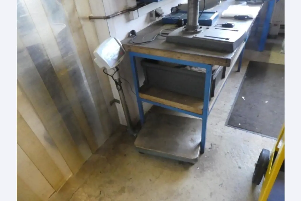 Ca. 900 beoordelingssets, rekken, voorraden en andere vaste activa-3