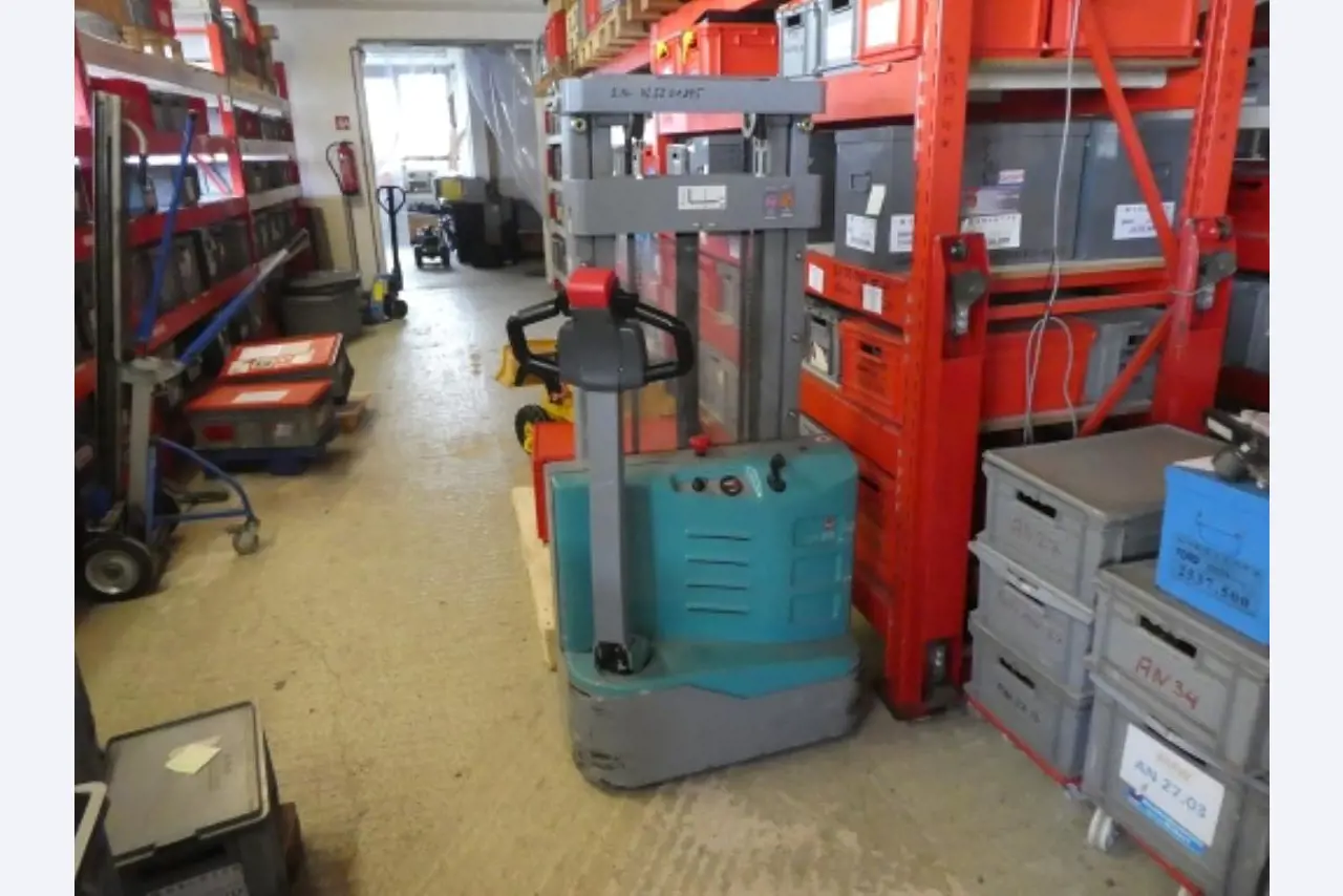 Ca. 900 beoordelingssets, rekken, voorraden en andere vaste activa-1