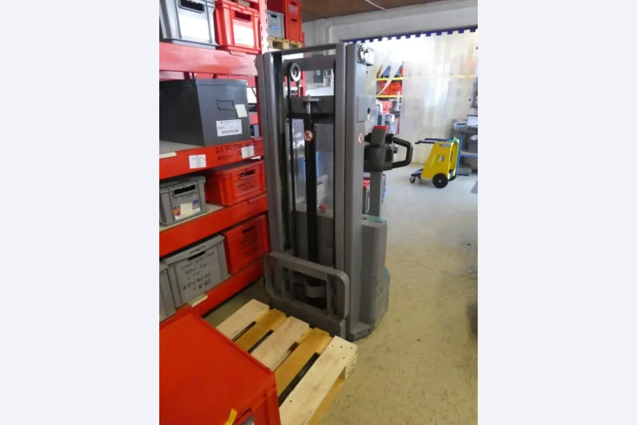 Ca. 900 beoordelingssets, rekken, voorraden en andere vaste activa-2