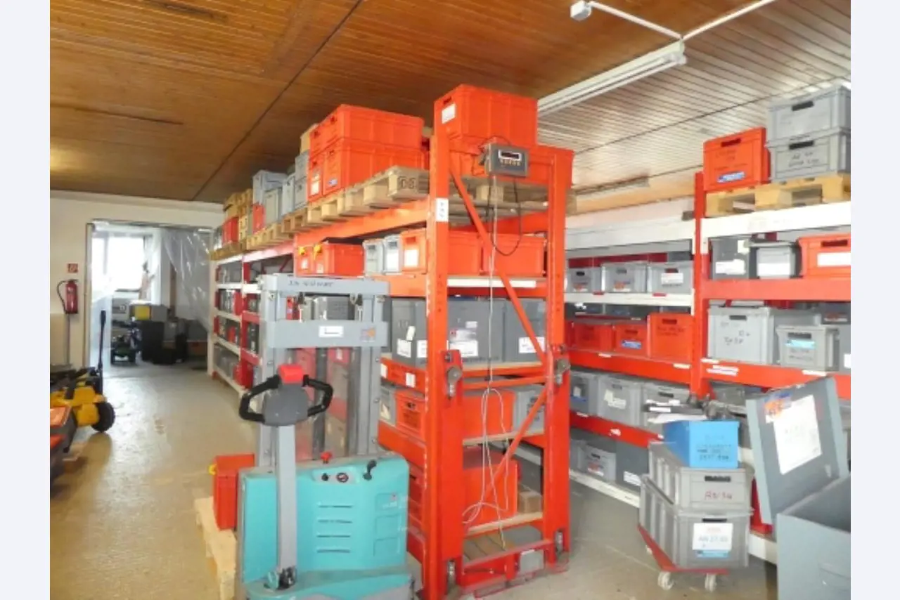 Ca. 900 beoordelingssets, rekken, voorraden en andere vaste activa-1