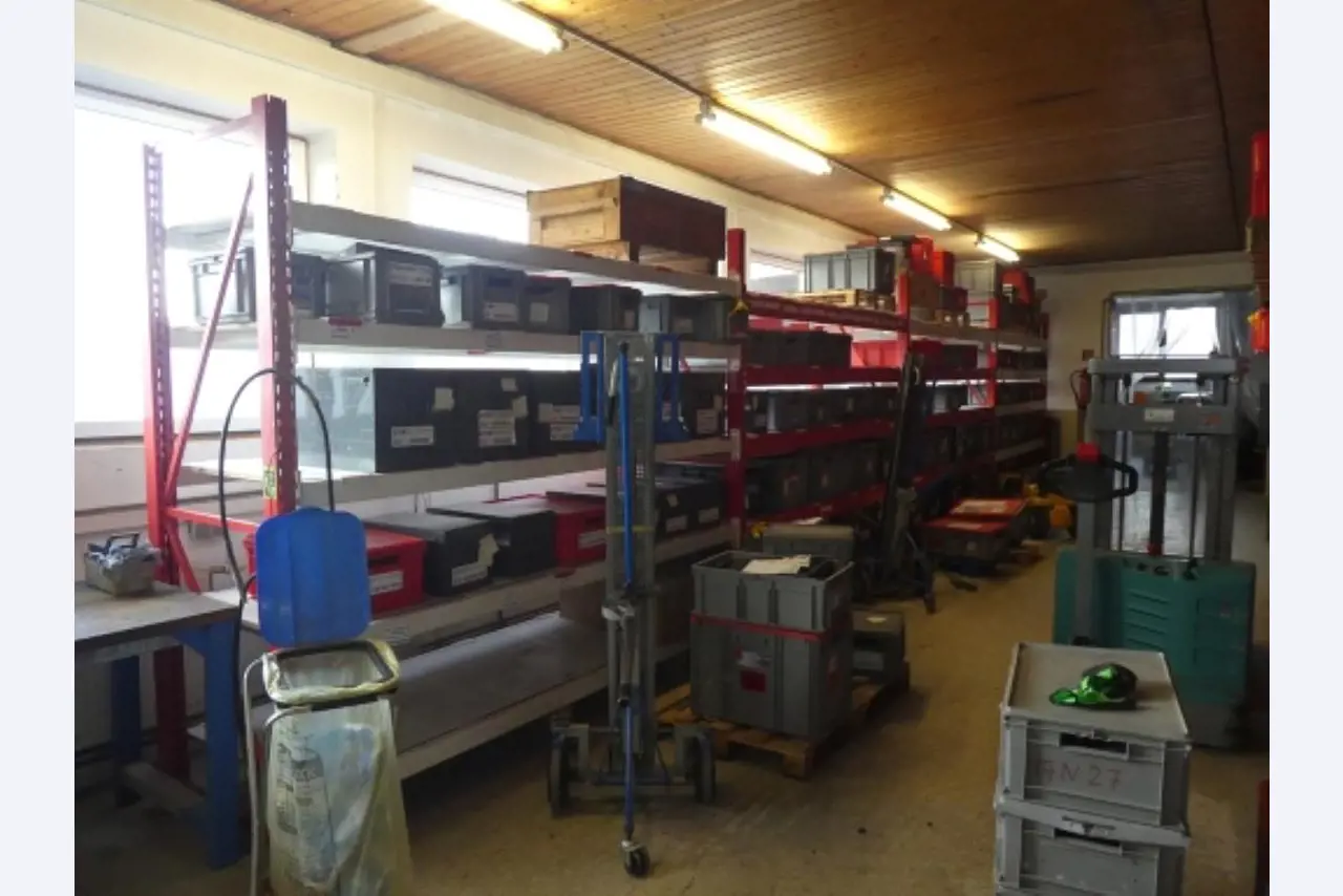 Ca. 900 beoordelingssets, rekken, voorraden en andere vaste activa-2