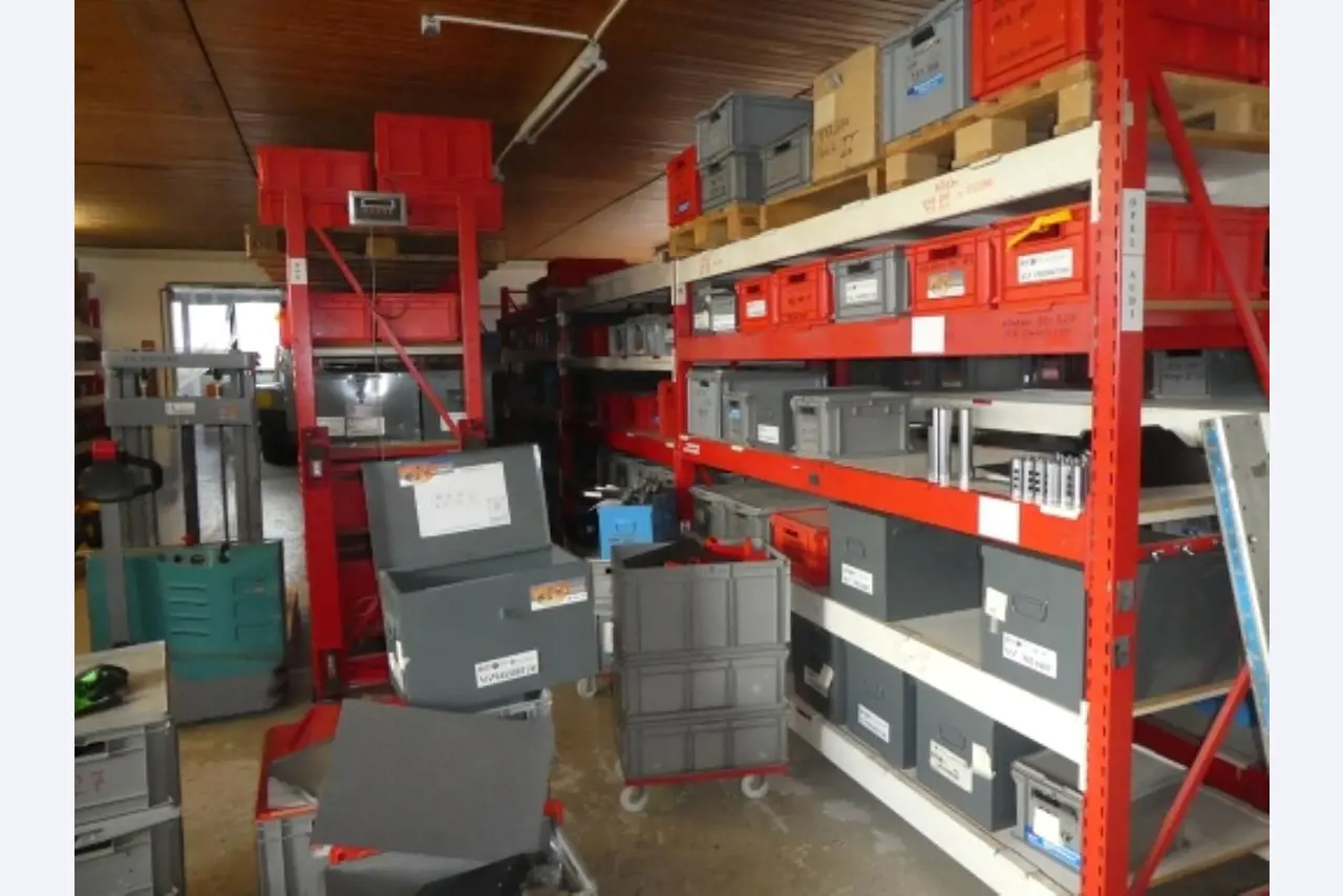 Ca. 900 beoordelingssets, rekken, voorraden en andere vaste activa-3