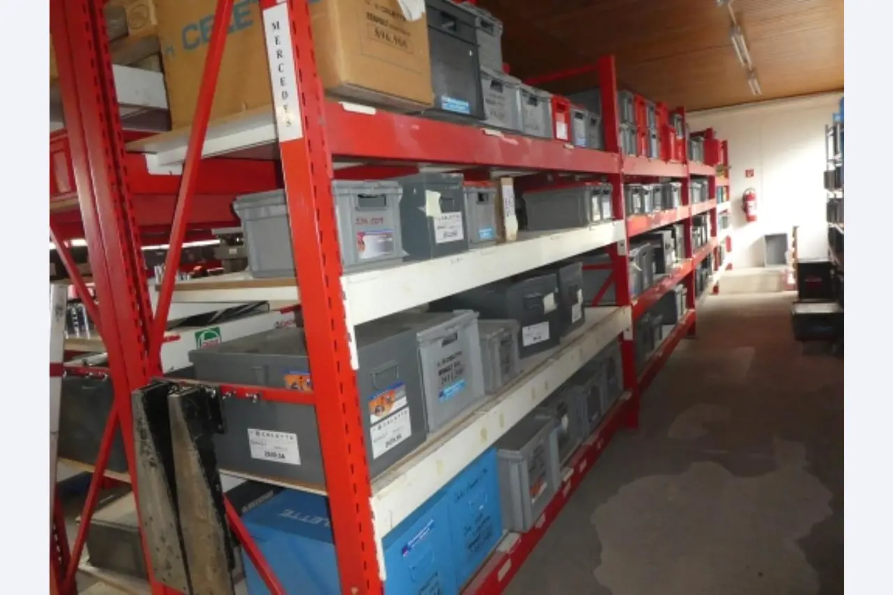 Ca. 900 beoordelingssets, rekken, voorraden en andere vaste activa-4