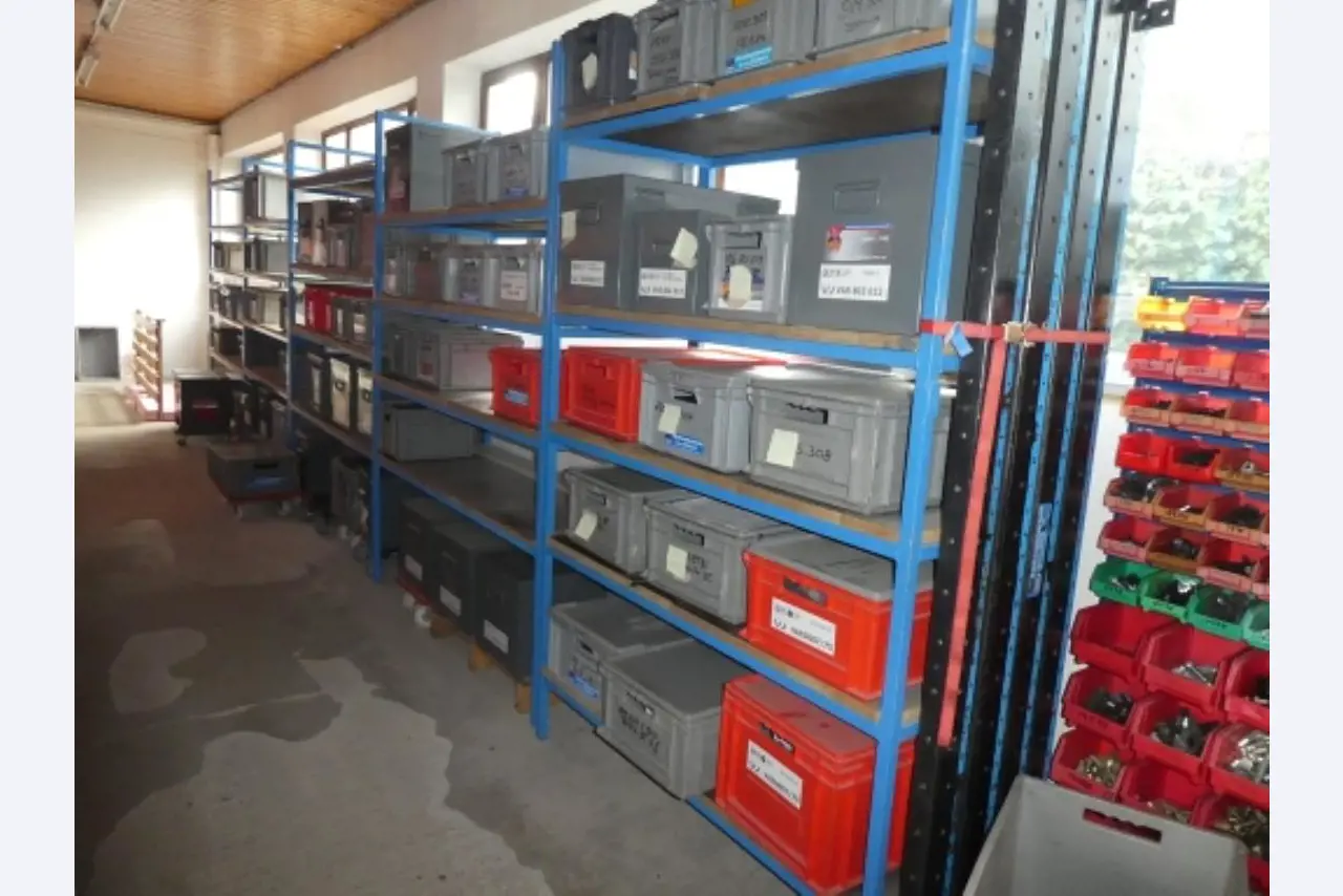 Ca. 900 beoordelingssets, rekken, voorraden en andere vaste activa-5