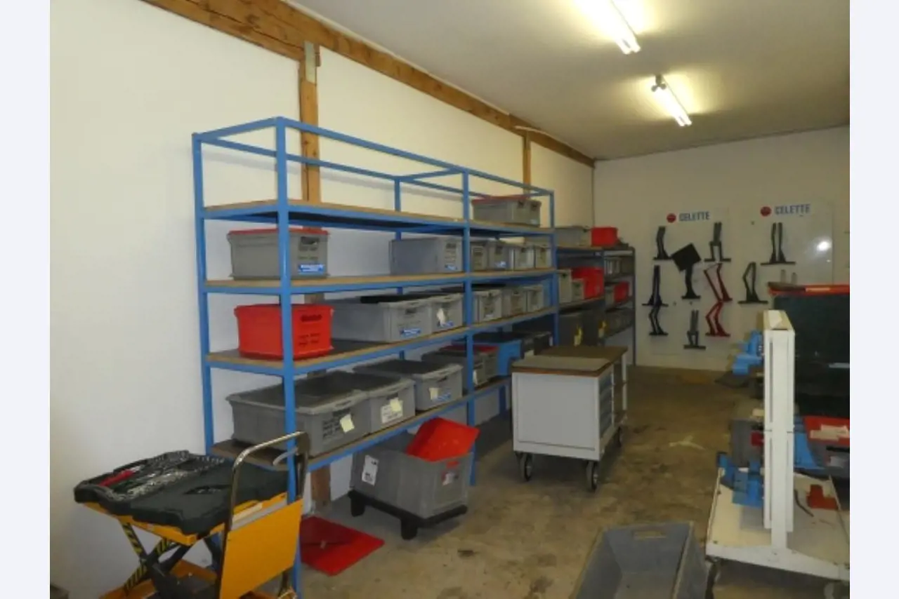 Ca. 900 beoordelingssets, rekken, voorraden en andere vaste activa-6