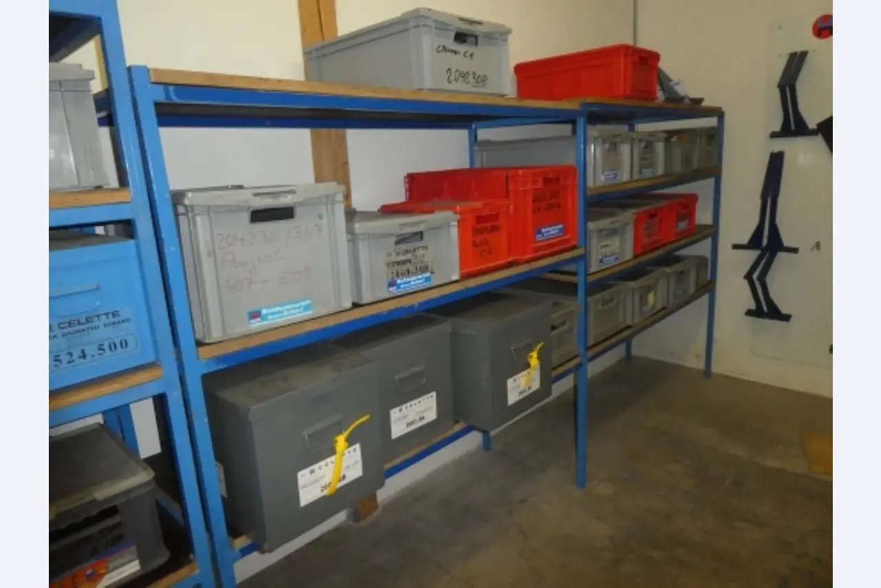 Ca. 900 beoordelingssets, rekken, voorraden en andere vaste activa-7