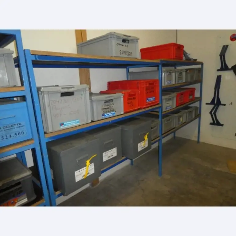 Ca. 900 beoordelingssets, rekken, voorraden en andere vaste activa-7