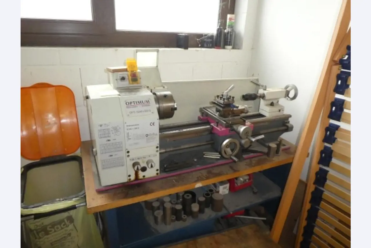 Ca. 900 beoordelingssets, rekken, voorraden en andere vaste activa-1