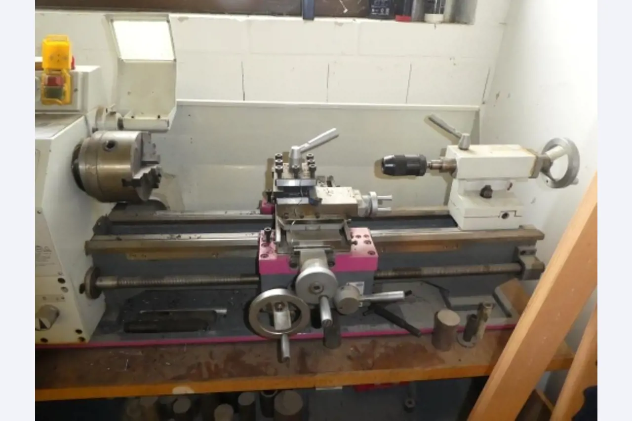 Ca. 900 beoordelingssets, rekken, voorraden en andere vaste activa-2