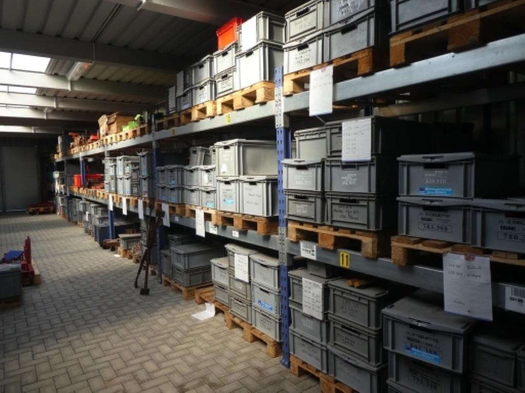 environ 900 kits de rangement, étagères, stocks de marchandises et autres immobilisations-1