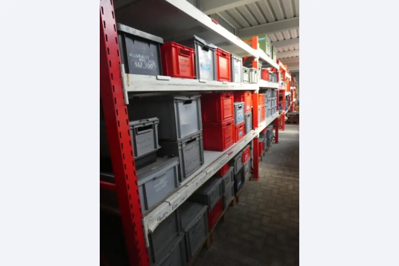 Cerca de 900 conjuntos de julgamento, prateleiras, inventários e outros activos fixos-2