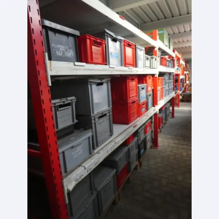 Cerca de 900 conjuntos de julgamento, prateleiras, inventários e outros activos fixos-2