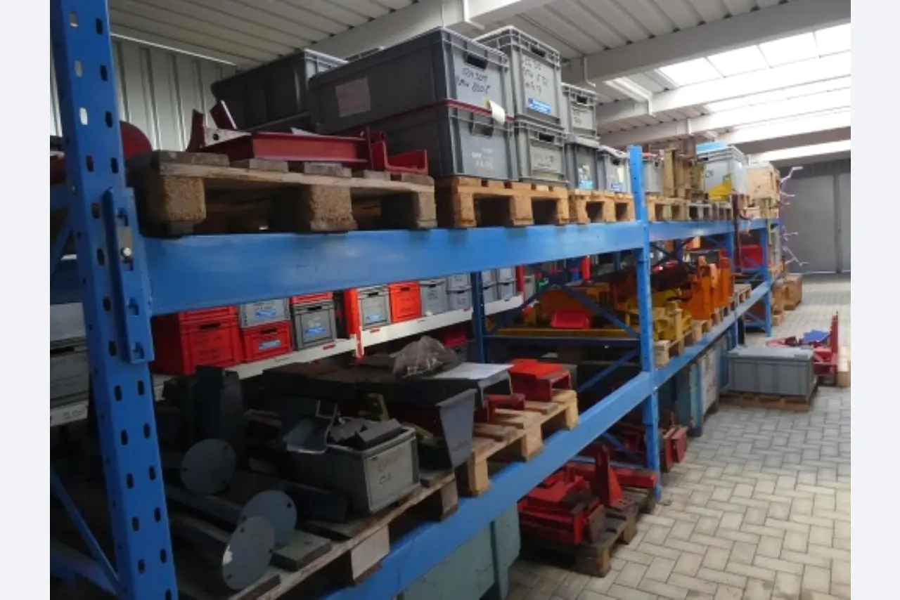 Cerca de 900 conjuntos de julgamento, prateleiras, inventários e outros activos fixos-3