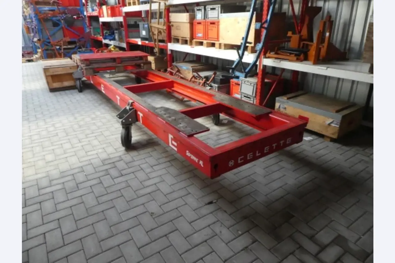 Cerca de 900 conjuntos de julgamento, prateleiras, inventários e outros activos fixos-1